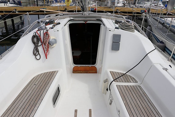 Beneteau Oceanis 323 7 of 24