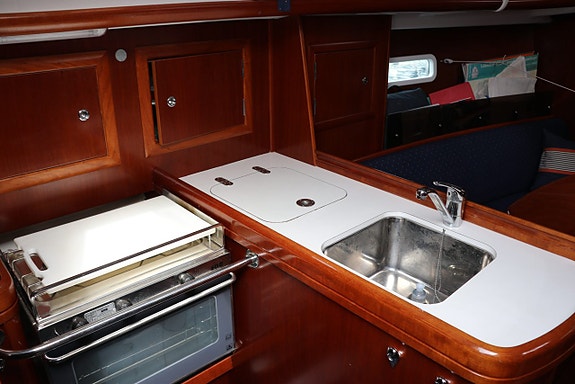 Beneteau Oceanis 323 14 of 24