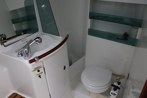 Beneteau Oceanis 323 18 of 24