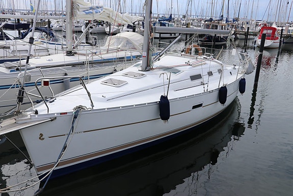 Beneteau Oceanis 323 2 of 5