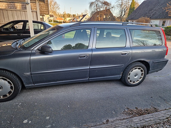 Volvo V70 2 of 2