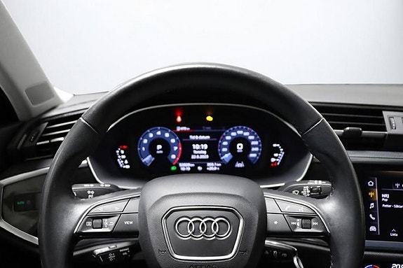 Audi Q3 3 of 5