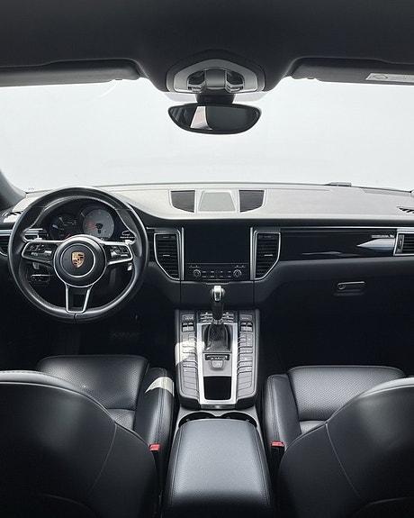 Porsche Macan S 6 of 9