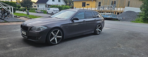 BMW 520d 3 of 5