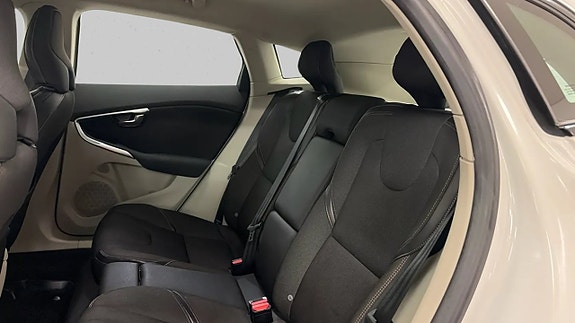 Volvo V40 Cross Country 14 of 17