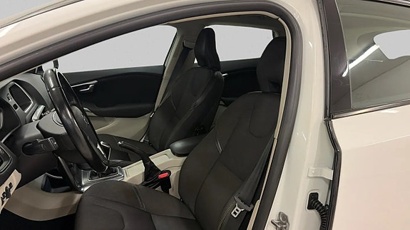 Volvo V40 Cross Country 12 of 17