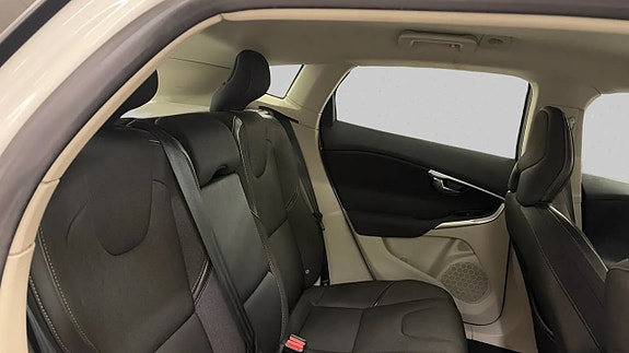 Volvo V40 Cross Country 15 of 17