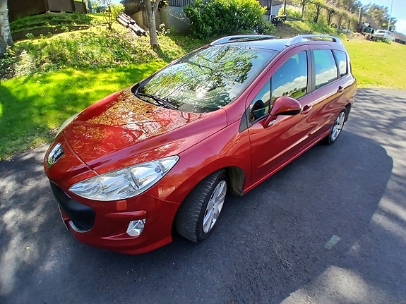 Peugeot 308 SW 2 of 5