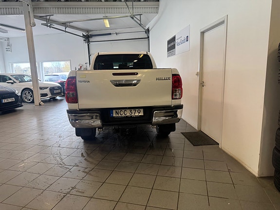 Toyota HiLux 3 of 5