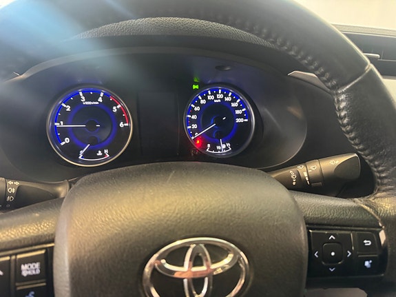 Toyota HiLux 8 of 15