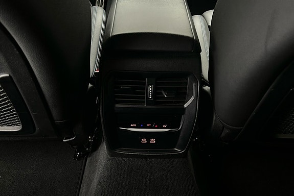 BMW 330e 20 of 25