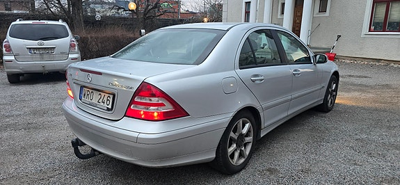 Mercedes-Benz C180 4 of 5