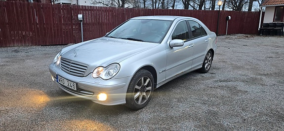 Mercedes-Benz C180 2 of 5