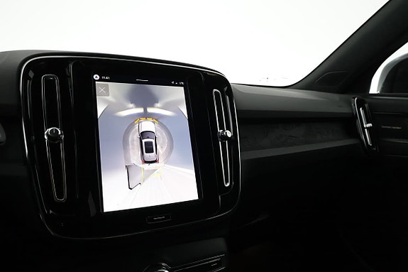 Volvo EX40 13 of 19