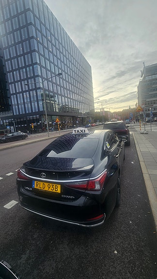 Lexus ES300 4 of 9
