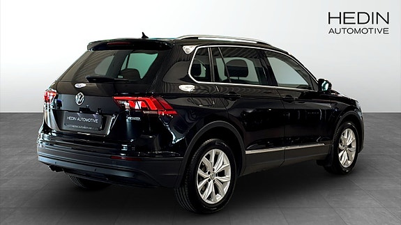 Volkswagen Tiguan 2 of 5