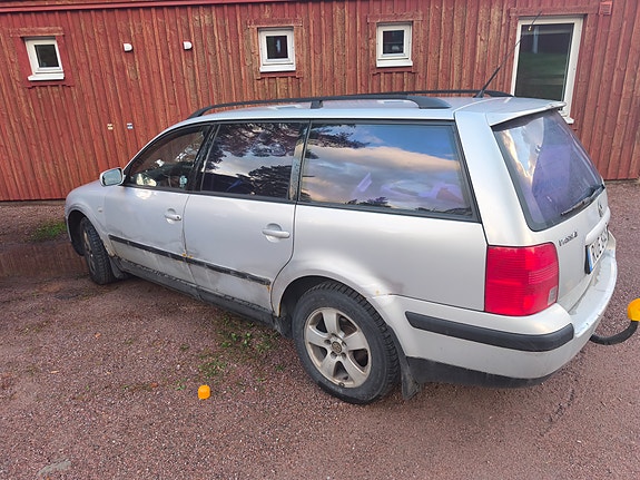 Volkswagen Passat 2 of 4