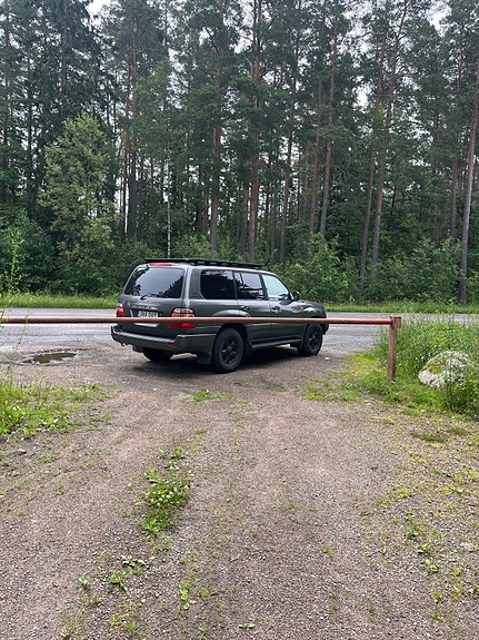 Toyota Land Cruiser 4 of 6