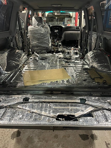 Toyota Land Cruiser 3 of 6