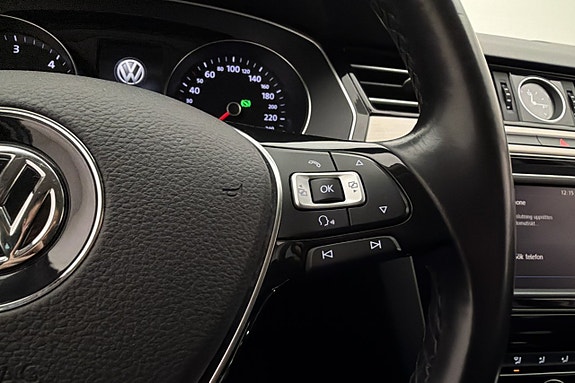 Volkswagen Passat 13 of 26