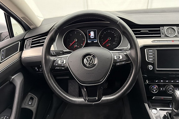 Volkswagen Passat 11 of 26