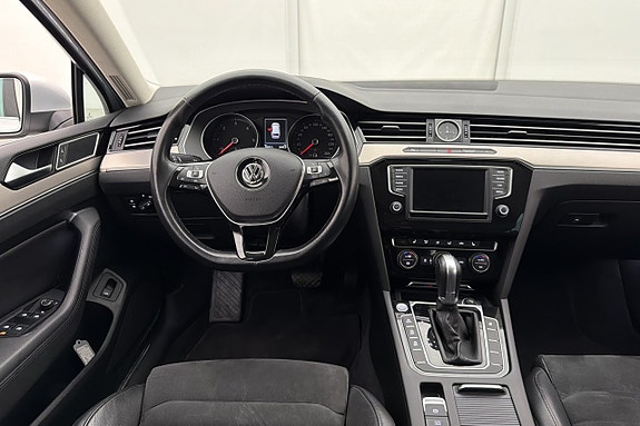 Volkswagen Passat 10 of 26
