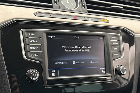 Volkswagen Passat 16 of 26
