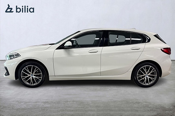 BMW 118i 3 of 5