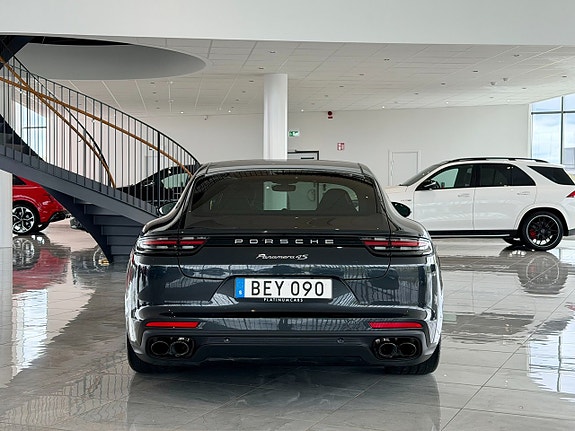 Porsche Panamera 4S 4 of 5