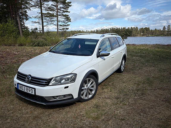 Volkswagen Passat Alltrack 2 of 4