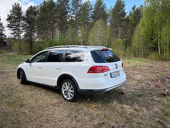 Volkswagen Passat Alltrack 3 of 4