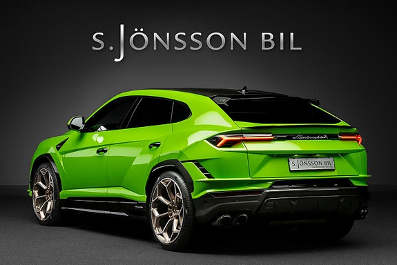 Lamborghini Urus 2 of 5