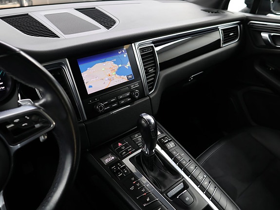 Porsche Macan S 19 of 27