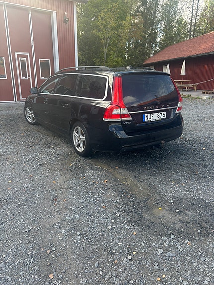 Volvo V70 2 of 6