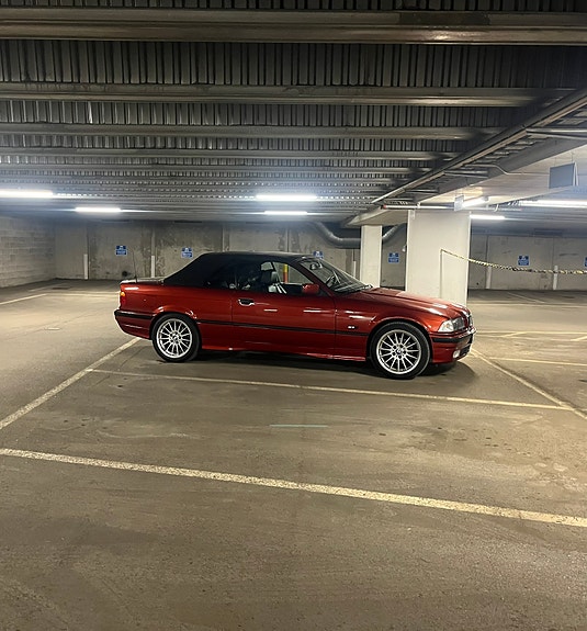BMW 325i 4 of 5
