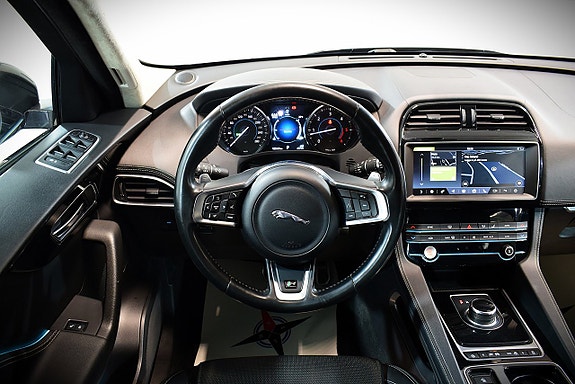 Jaguar F-PACE 10 of 29