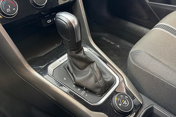 Volkswagen T-Roc 15 of 16