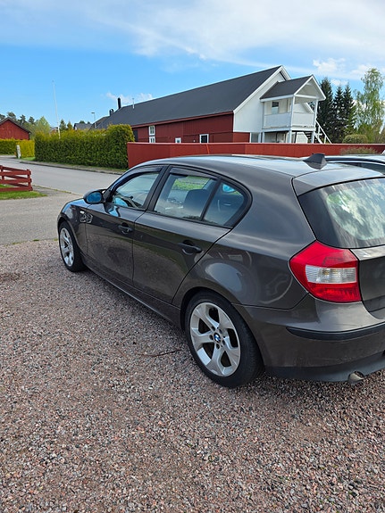 BMW 118d 2 of 4