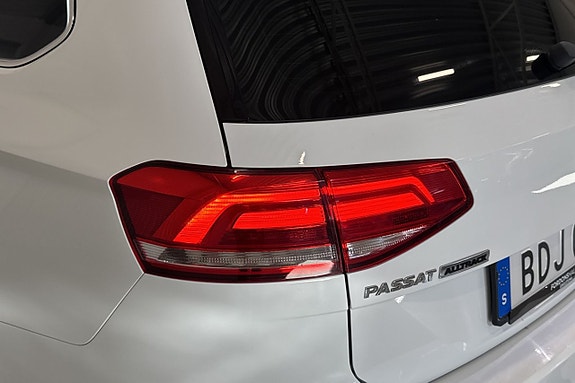 Volkswagen Passat Alltrack 10 of 27