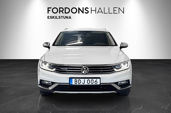 Volkswagen Passat Alltrack 2 of 5