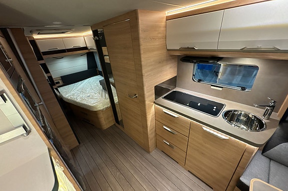Knaus SÜDWIND BLACK SELECTION 580 UK 12 of 16