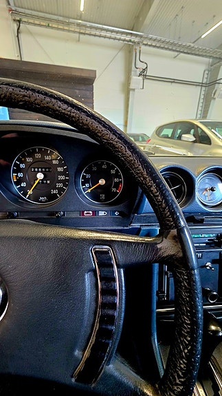 Mercedes-Benz 350 SL 21 of 27