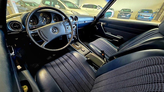 Mercedes-Benz 350 SL 15 of 27