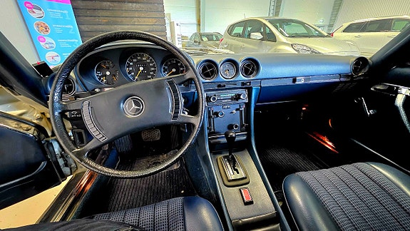 Mercedes-Benz 350 SL 18 of 27