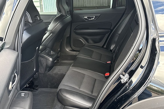 Volvo V60 Cross Country 11 of 28