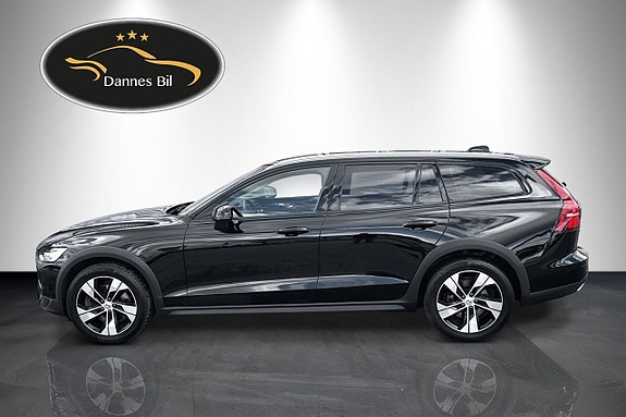 Volvo V60 Cross Country 2 of 5
