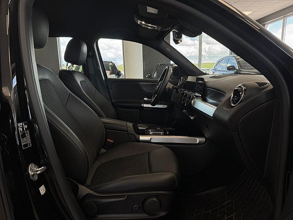 Mercedes-Benz GLB200 d 16 of 23