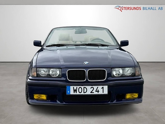 BMW 320 2 of 5