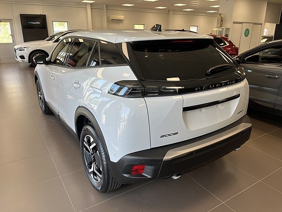 Peugeot 2008 2 of 5
