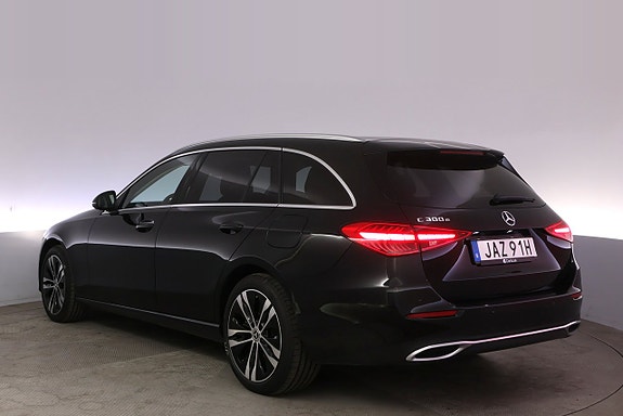 Mercedes-Benz C300 4 of 5